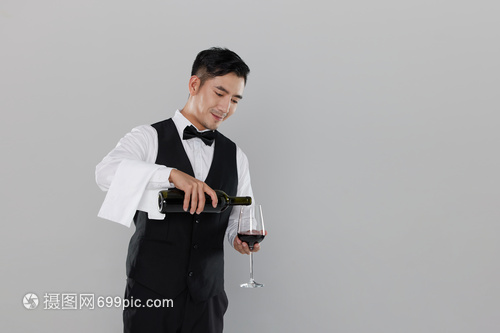 端著紅酒的服務(wù)生形象